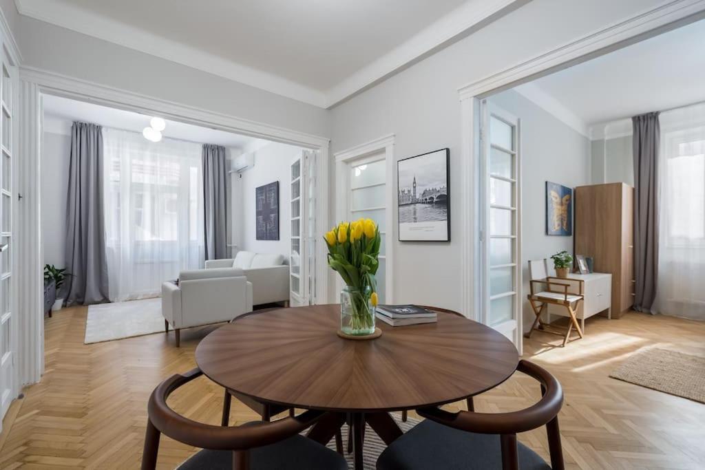 Exquisite Art Deco 2Br Apartment Prime Location Bukares Bagian luar foto